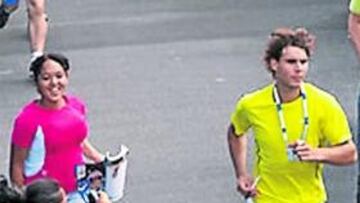 <b>CARRERA. </b>Nadal, seguido por unas fans, corre por el Tennis Center.