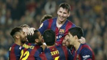 Messi, felicitado por sus compañeros.