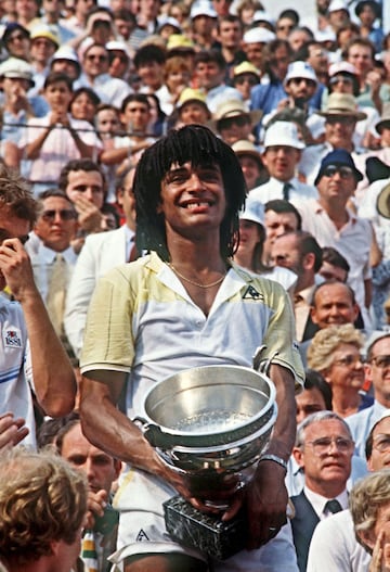 De los cuatro grandes torneos, sólo se les resistía uno a los tenistas negros, que era el Abierto de Francia, más conocido como Roland Garros. El destino quiso que ese privilegio le estuviera reservado a un jugador local como el francés Yannick Noah, que en 1983 se convirtió en el primer tenista negro (y único hasta la fecha) en ganar la Copa de los Mosqueteros. Lo consiguió a lo grande, derrotando en la final al vigente campeón, Mats Wilander, por 6-2, 7-5 y 7-6. Desde entonces, ningún francés se ha vuelto a coronar en la arcilla parisina.
