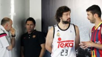 Pablo Laso charla con Xavi Pascual mientras que Sergio Llull lo hace con Juan Carlos Navarro.