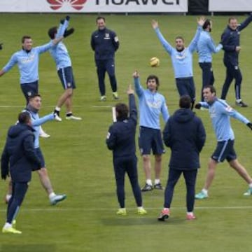 Los jugadores del Atleti se entrenaron entre risas. Los futbolistas realizaron varios juegos en los que demostraron su competitividad y su buena relación en el vestuario.