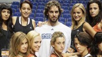 <b>SUPERMODELO. </b>Pau Gasol no ha cambiado la cancha por la pasarela, pero la estrella de los Grizzlies quiso posar con las participantes del programa de Cuatro Supermodelo.