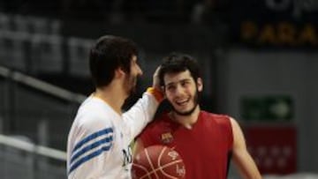 Abrines acaparó toda la atención en el Europeo Sub-18 de 2011 cuando, casi siendo un desconocido, se coronó campeón de Europa y MVP del torneo. Fue su primer campeonato con la Selección (un año antes había llegado a la cantera del Unicaja procedente de La Salle) y el primero en el que coincidió con Dani Díez (junto a él en la fotografía), con el que volvería a subirse al podio un año después con la Sub-20. En ese torneo, en el que Abrines volvió a estar incluido en el cinco ideal, España ganó el bronce con un triple suyo desde la esquina.