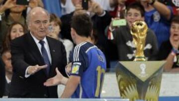 Messi saluda a Blatter antes de recibir el trofeo al mejor jugador.