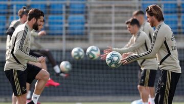 Nacho y Ramos, durante el entrenamiento del Real Madrid.