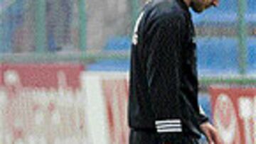 <b>RAÚL DIO EL SUSTO</B>. Una entrada de Makelele dejó al siete blanco dolorido en el suelo.