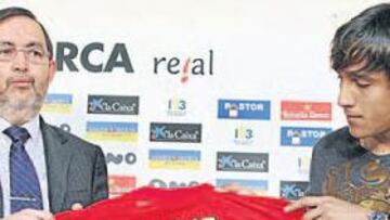 <b>FELIZ EN LA ISLA. </b>Óscar Trejo, en la imagen en el día de su presentación con el Mallorca, ya está trabajando con sus compañeros.
