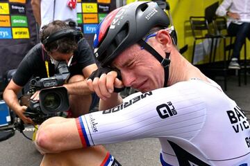 Matej Mohoric, otro esloveno, llora emocionado tras ganar la séptima etapa del Tour en Le Creusot.