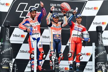 Marc Márquez celbra la victoria en el podio con Danilo Petrucci que feu segundo y Andrea Dovizioso tercero.