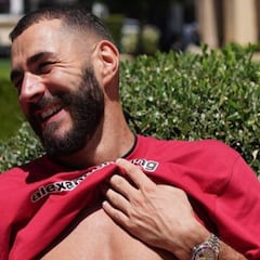 Benzema luce abdominales desde su espectacular mansión en Miami