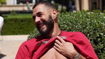 Benzema luce abdominales desde su espectacular mansión en Miami.