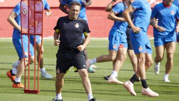 Eusebio Sacristán dirige el entrenamiento del Girona.
