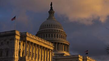 Washington (Estados Unidos), 30/11/2020.- El Capitolio de Estados Unidos se ve al atardecer en Washington, DC, Estados Unidos, 30 de noviembre de 2020.