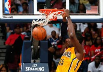 Roy Hibbert se cuelga del aro.