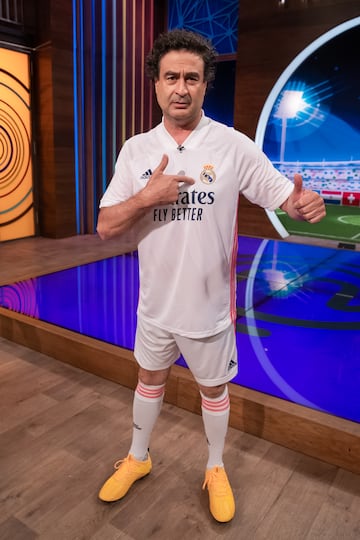 El chef Pepe Rodríguez, posa con un uniforme del Real Madrid en las grabaciones de 'MasterChef Junior 8’.