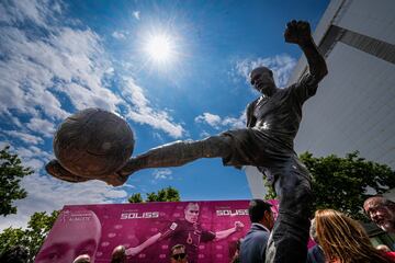 Bonita imagen de la nueva estatua de Iniesta en Albacete. 