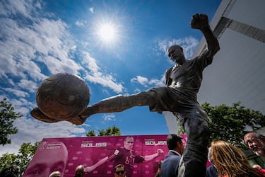 Bonita imagen de la nueva estatua de Iniesta en Albacete. 