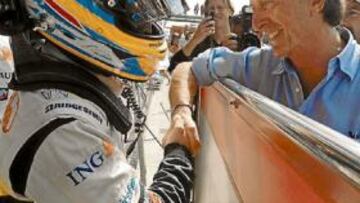 <b>FUTURO. </b>Alonso y Montezemolo se saludaron efusivamente ayer en el circuito de Monza.