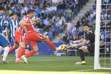 Azpilicueta ante el portero del Espanyol, Joan Garca. 

