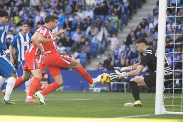 Azpilicueta ante el portero del Espanyol, Joan García. 

