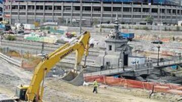 <b>UN SINFÍN DE OBRAS. </b>Este era el aspecto que tenían los aledaños del Vicente Calderón ayer: grúas, zanjas, tierra, polvo y tráfico...