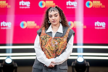 Nacida en Chiclana y especialista en reinterpretar el flamenco con ritmos urbanos actuales. Con 17 años fue corista de Rosalía. Su canción se llama 'Jartita de llorar' y "te lleva por un viaje interno que muchas personas conocen alguna vez en su vida".