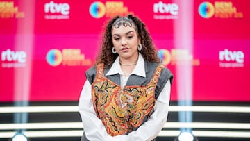 Nacida en Chiclana y especialista en reinterpretar el flamenco con ritmos urbanos actuales. Con 17 años fue corista de Rosalía. Su canción se llama 'Jartita de llorar' y "te lleva por un viaje interno que muchas personas conocen alguna vez en su vida".