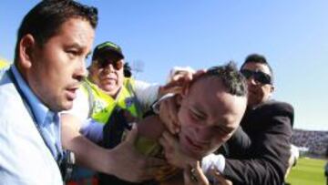 Uno de los detenidos en el Estadio Elías Figueroa.