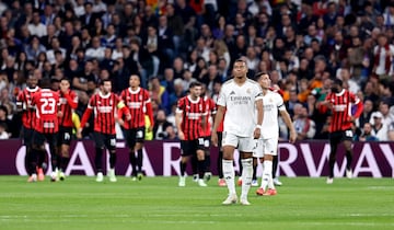 0-1. Kylian Mbappé tra el primer gol que anota Malick Thiaw.