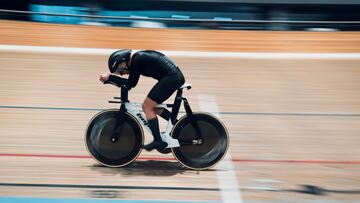 Vittoria Bussi en una prueba de ciclismo en pista.