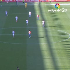 Acuña hace uno de los goles de la temporada... ¡desde 58 metros!