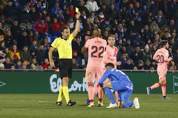 El árbitro Cuadra Fernández enseñó la cartulina amarilla a Arturo Vidal.