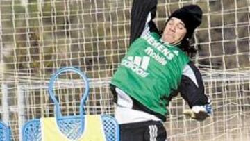 <b>PORTERO DE DÍA. </b>Solari es tan polivalente que ayer se lució como guardameta.