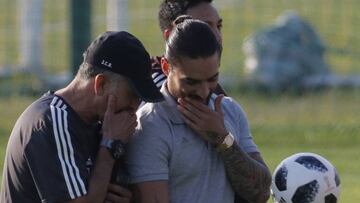 Maluma en el entrenamiento de la Selección de México. Aquí junto a Osorio, DT de la Selección de México