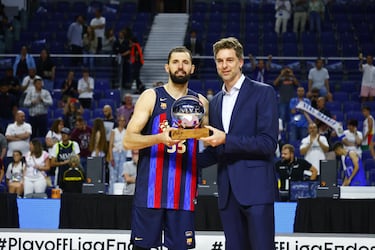Mirotic recibe el premio MVP del partido de manos de Pau Gasol.