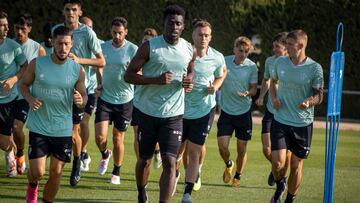 Los jugadores del Huesca hacen carrera en el entrenamiento de esta ma?ana.