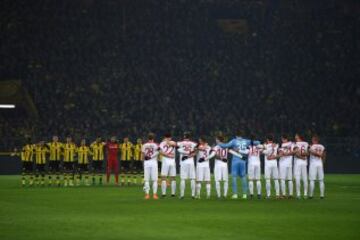 Los jugadores del Borussia Dortmund y del Augsburgo guardan un minuto de silencio en memoria de las víctimas del atentado al mercado navideño de Berlín.