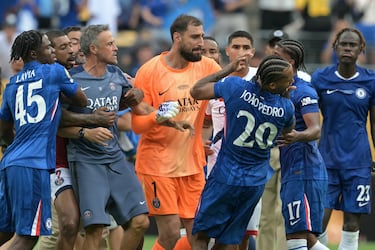 El técnico del PSG propinó un golpe al futbolista sudamericano tras el pitido final, desatando una trifulca que empaña el cierre del partido.