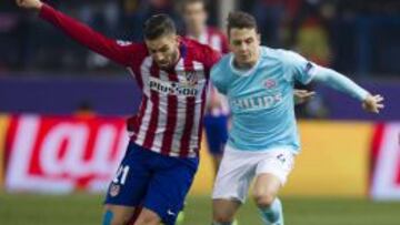 Carrasco compite un balón con Arias, en el Atlético-PSV de la vuelta de octavos de la Champions (2015-16).