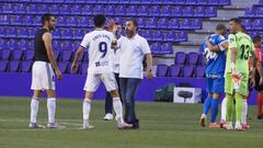 Sergio felicita a Unal tras el partido ante el Getafe.