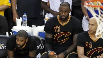 Kyrie Irving, LeBron James y Richard Jefferson, en el banquillo de los Cavaliers en los minutos finales del Game 2.