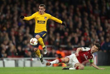 1-1. Antoine Griezmann y Laurent Koscielny en la jugada que el francés del atlético marcó el gol del empate.