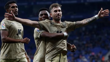 CORNELLÁ (BARCELONA), 04/06/2023.- El delantero del Almeria, Adrián Embarba, celebra con sus compañeros el tercer gol del equipo andaluz durante el encuentro correspondiente a la última jornada de Liga que disputan RCD Espanyol y UD Almería, hoy domingo en el RCD Stadium, en Cornellá. EFE/ Andreu Dalmau.
