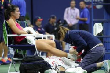 La tenista letona Anastasija Sevastova recibe asistencia médica durnate el partido ante la danesa Caroline Wozniacki.