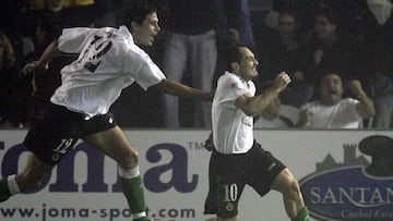 Zigic y Munitis celebran un gol con el Racing.