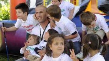 El ex jugador del Real Madrid ha hablado para la prensa el mismo día de la presentación de la candidatura de Florentino Pérez y aunque no ha asegurado que formará parte de su equipo, el francés está comprometido con el club: "Yo quiero ayudar porque quiero mucho al Madrid".