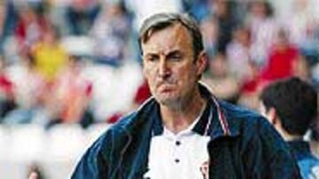 <b>IRRITADO</B>. A Maceda no le ha gustado enterarse de la marcha de Villa en el entrenamiento.