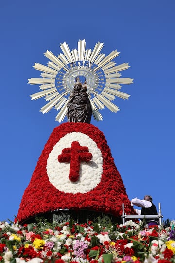 La Virgen del Pilar durante la tradicional ofrenda de flores en el día de su festividad.