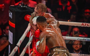 Anthony Joshua noquea y le rompe la mandíbula a Jake Paul.