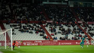 Tomas Vatlik, paró dos penaltis ante el Racing de Ferrol.